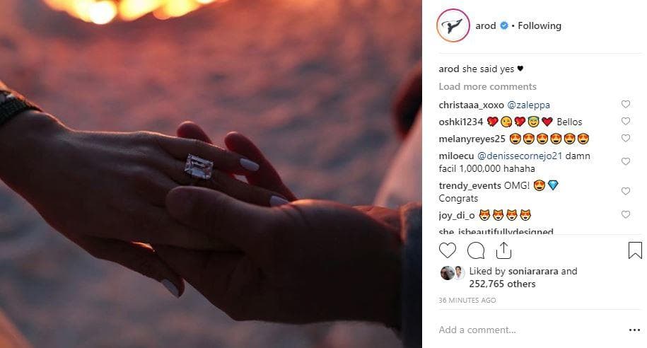 El 9 de marzo de 2019, 
<b><a href="https://www.univision.com/famosos/jennifer-lopez-y-alex-rodriguez-se-comprometen-y-ella-muestra-el-anillo-fotos">A-Rod le entregó el anillo de compromiso a su novia</a></b>. JLo aceptó la propuesta.