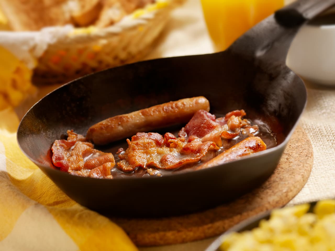 <b>Puesto 13. Tocino, salchichas para el desayuno y productos relacionados, con un alza del 5.5%</b> entre febrero y junio de 2020. 
<br>
<br>Los problemas relacionados con la cadena de suministro y el avance del precio de la carne de cerdo en los últimos meses impulsaron la subida de los costos de estos productos. Esta alza tiene larga data, desde febrero de 2010 hasta febrero de 2020 el precio de estos artículos subió cerca de un 30%.
<br>