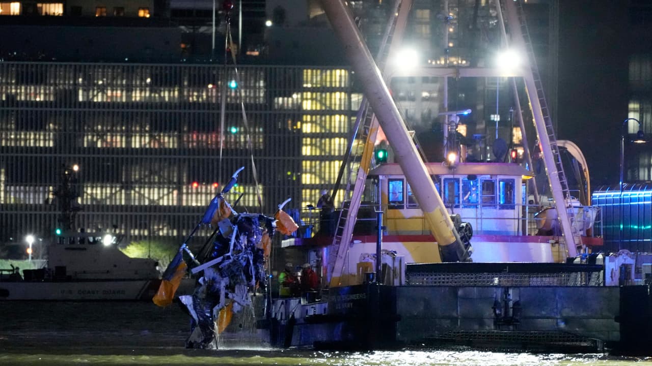 Sobre las 3:00 pm se reportó una emergencia en Nueva York, luego de conocerse que un helicóptero colapsó y cayó en el río Hudson. 
<br>
<br>Según informes, en la aeronave viajaba Agustín Escobar, su esposa Merced, sus tres hijos de 4, 5 y 11 años, y el piloto. 
<br>
<br>Autoridades dijeron que la familia venía de España.