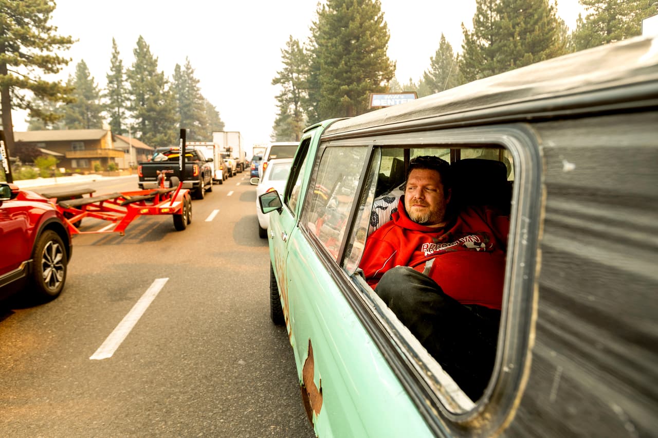Un residente de South Lake Tahoe, Chris (declinó dar su apellido, según sostiene la agencia AP) en el interior de su camioneta durante los esfuerzos de evacuación por los 
<a href="https://www.univision.com/temas/incendios">incendios</a>. Las autoridades locales ordenaron a los residentes de la ciudad, de unos 22,000 habitantes, que abandonaran la localidad. 
<br>