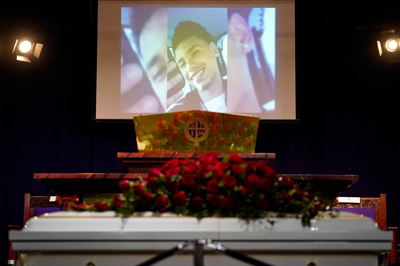 Fotografías de 
<a href="https://www.univision.com/noticias/estados-unidos/oficial-mato-de-un-tiro-a-un-negro-pensando-que-usaba-pistola-taser">Daunte Wright</a>, muerto a manos de la policía en Brooklyn Center, Minnesota, son proyectadas en una pantalla en el templo Shiloh en Minneapolis, poco antes de que comience su funeral. Wright murió por un disparo de una agente que pensó que 
<a href="https://www.univision.com/shows/noticiero-univision/revelan-imagenes-de-una-camara-corporal-que-muestra-cuando-una-agente-dispara-mortalmente-contra-daunte-wright-video">estaba disparando una 'taser'</a>. 
<br>
