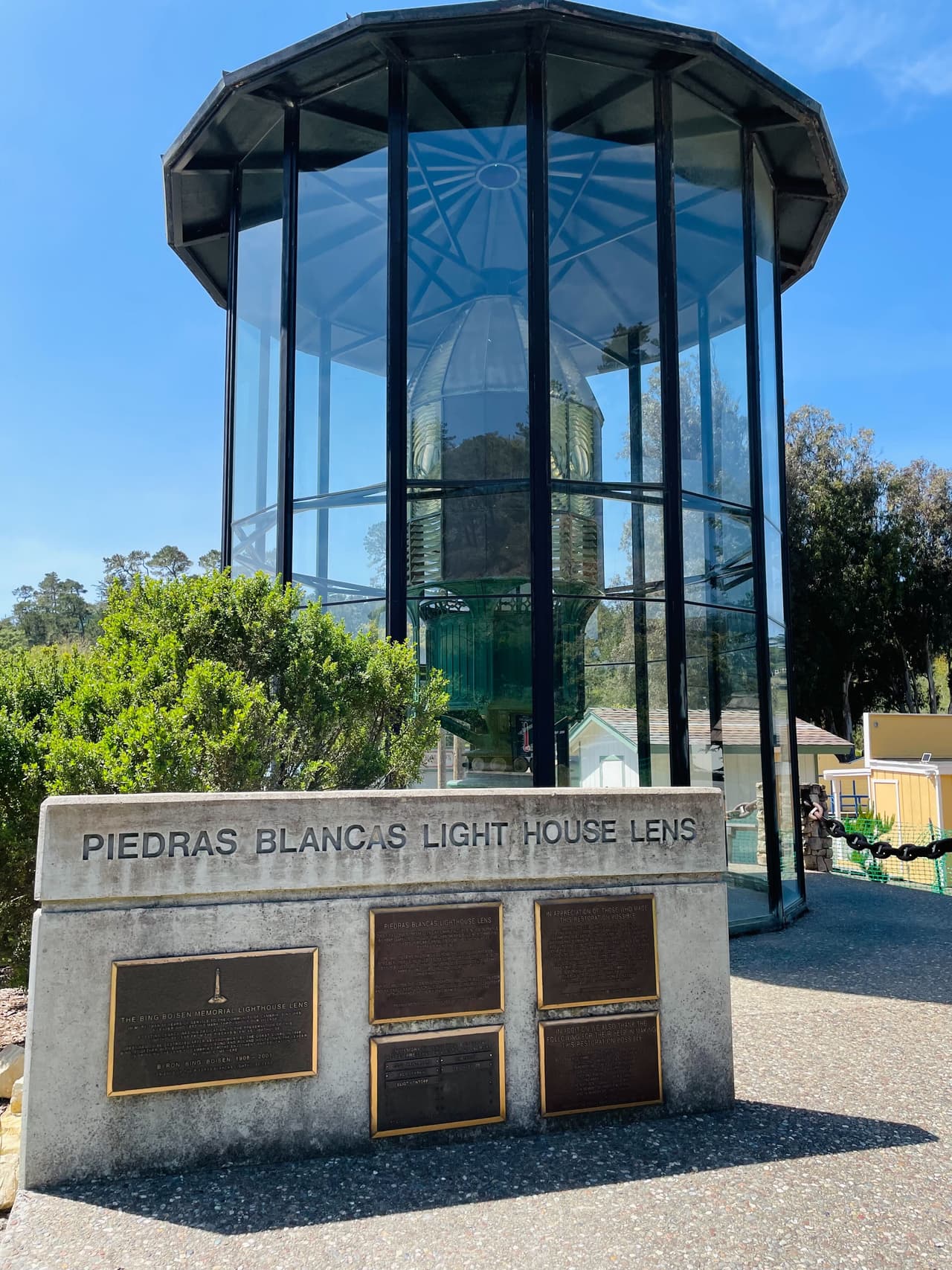 El primer 
<b>lente Fresnel</b> utilizada en la estación de luz de 
<b>Piedras Blancas en Cambria </b>fue construido en 1872. El lente original se exhibe junto al edificio 
<b>Veteran's Memorial</b> sobre la calle principal. En 1990 se construyó ese recinto de vidrio para proteger el artefacto histórico.
<br>