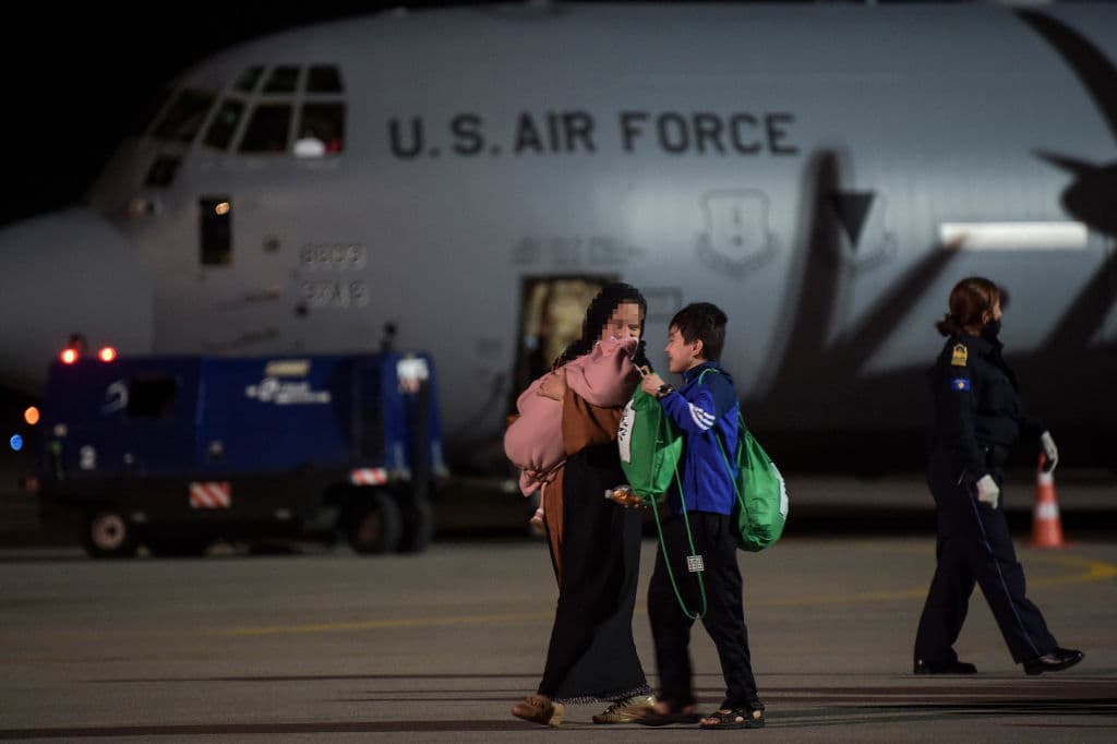 En la cara positiva de estas jornadas, centenares de civiles afganos pudieron seguir saliendo del país en aviones de Estados Unidos y otros países aliados. 
<a href="http://uni.vi/BZ53102UV17" target="_blank">Casi un centenar de naciones</a>, entre ellas EEUU, se han comprometido a seguir acogiendo afganos después del 31 de agosto.