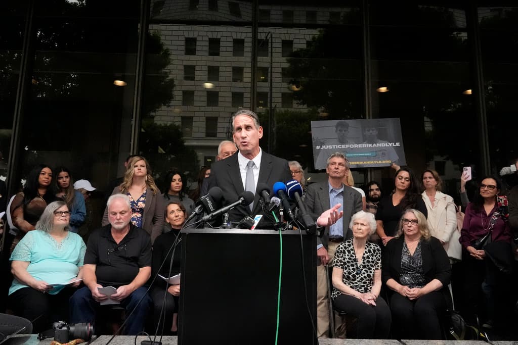 El abogado Brian Freedman también habló habla durante una conferencia de prensa para detallar los avances del caso de los hermanos Erik y Lyle Menéndez.