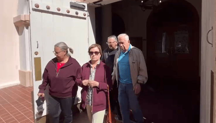 Se les notaba emocionados e incluso un poco incrédulos ante la sorpresiva noticia, pues el Papa estaba experimentando una mejora en su salud, tras pasar un tiempo hospitalizado.