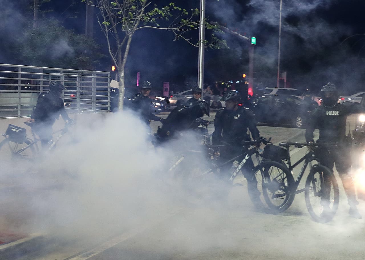 Al final de la tarde, las protestas comenzaron a escalar en violencia, cuando algunos manifestantes lanzaron objetos contra los oficiales y vandalizaron varios carros en las calles.