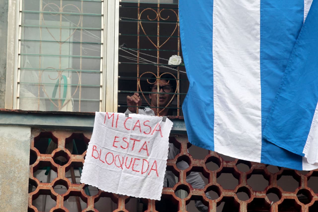 Desde su casa, Yunior García Aguilera, líder del grupo Archipiélago, organizador de las protestas programadas para el 15 de noviembre, mostró que no podía salir.
