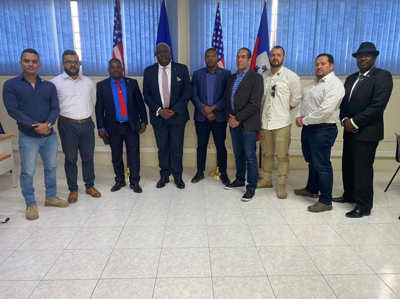 Esta foto muestra al pastor Christian Sanon de pie en el centro con miembros de su equipo de seguridad colombiano junto al presidente de CTU Security, Antonio Intriago. De izq a der: el ex sargento Mauricio Romero, el ex capitán German Rivera, conocido como 'Coronel Mike', el ex senador haitiano John Joel Joseph, Christian Sanon, el traductor haitiano-americano del grupo, James Solages, Antonion Intriago, otro ex soldado colombiano de identidad no conocido, el ex sargento Duberney Capador, Ashkard Joseph Pierre, un supuesto diplomático haitiano.