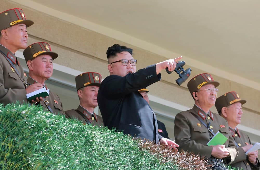 Estos festejos del régimen coinciden con un momento de acrecentada tensión en la península después de que EEUU respondiera a los últimos lanzamientos de misiles de Pyongyang con el envío de un portaaviones nuclear a la península coreana.
