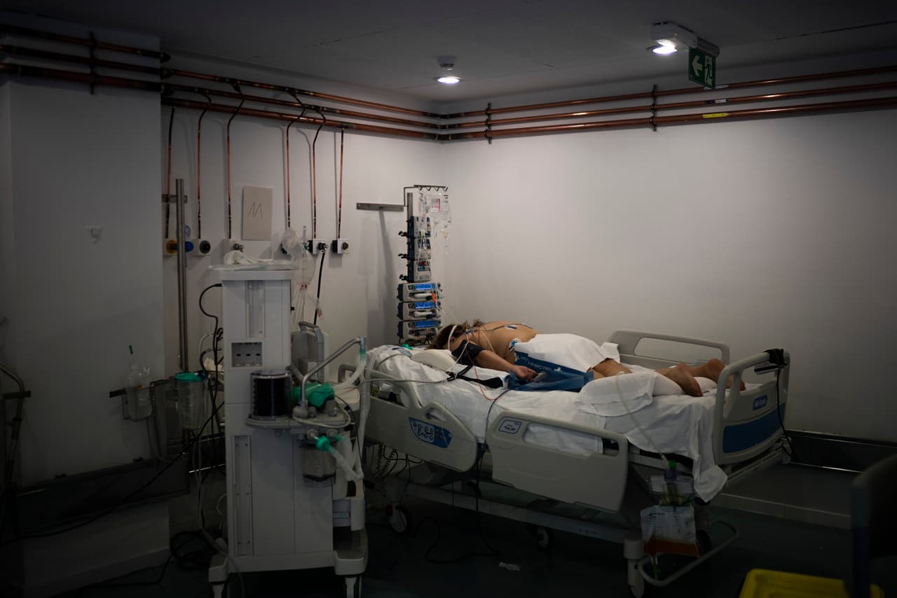<b>Un paciente hospitalizado en una biblioteca (1 de abril). </b>España vive un momento difícil y una biblioteca convertida en unidad de cuidados intensivos en Badalona, Cataluña, se adaptó para atender pacientes. En el hospital improvisado los libreros se apartaron para hacerle espacio a 20 camas de hospital, ventiladores mecánicos y una variedad de equipos médicos para atender la crisis.