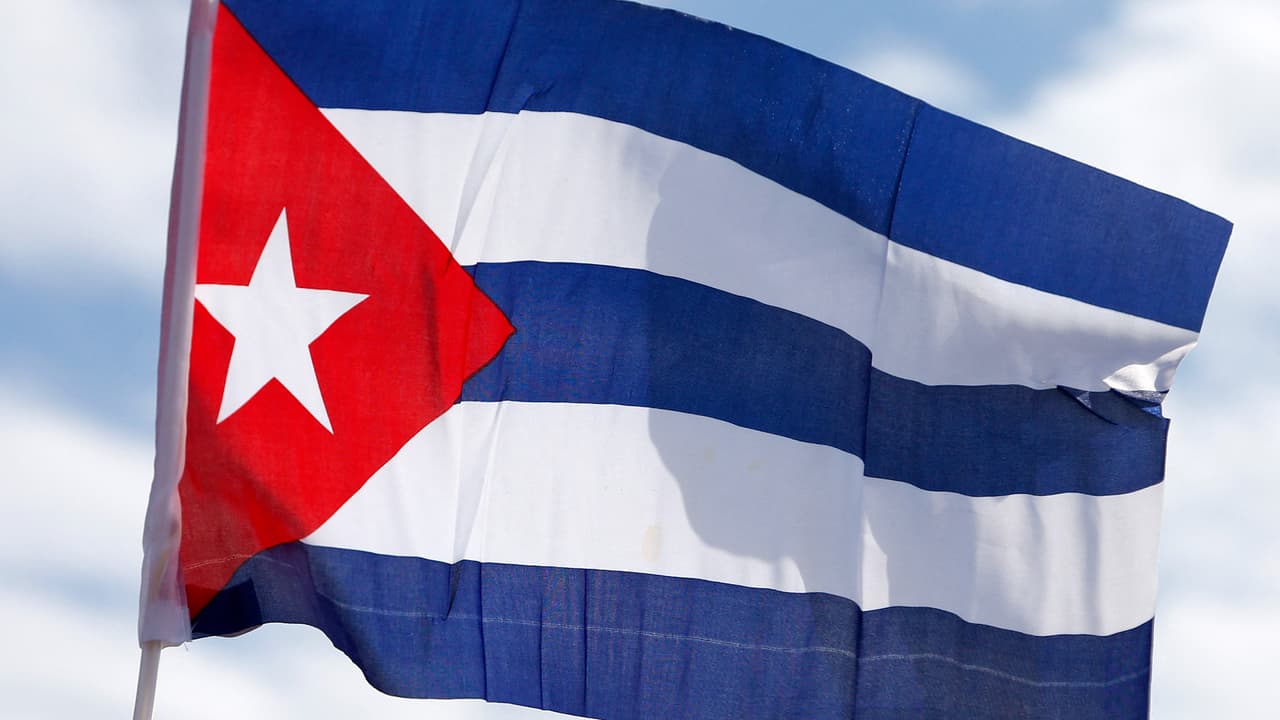 Cubanos con I-220A buscan vías legales para resolver limbo migratorio