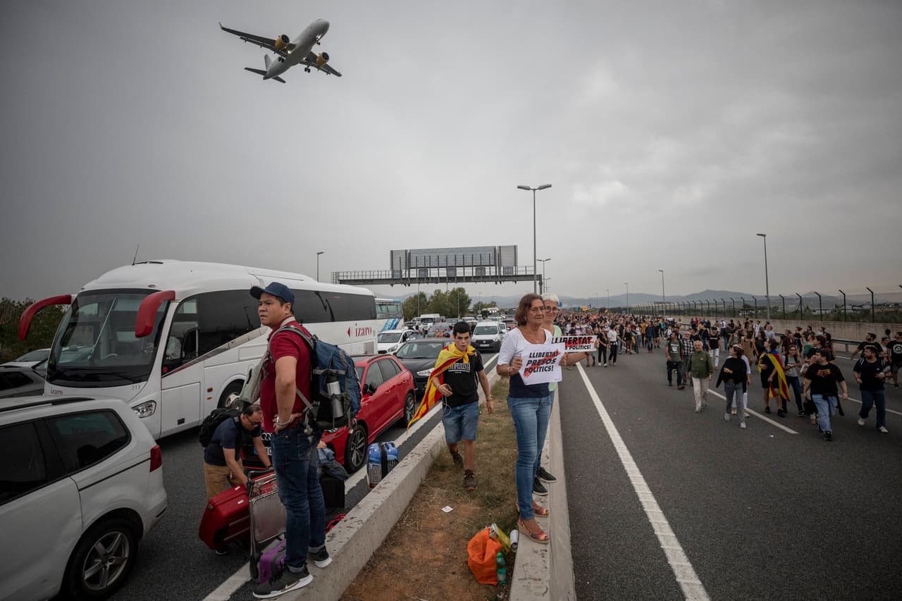 El colapso de El Prat a causa de las protestas obligó a cancelar a 108 vuelos durante la jornada del lunes y al menos otros veinte previstos para el martes.
