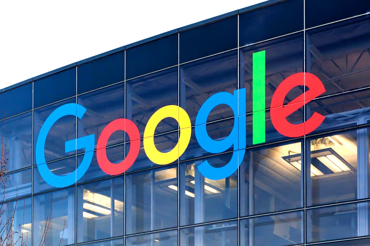 <b>Google</b>
<br>
<br>Cada minuto se realizan 5.7 millones de búsquedas en Google, y en ese mismo período de tiempo la compañía gana 433,014 dólares. 
<br>
<br>Domo, una empresa que ofrece un sistema de almacenamiento de datos para negocios, 
<a href="https://www.domo.com/blog/what-data-never-sleeps-9-0-proves-about-the-pandemic/"><u>realiza cada año un estudio</u></a> sobre el volumen, la velocidad y la variedad de datos generados y distribuidos a través de Internet.