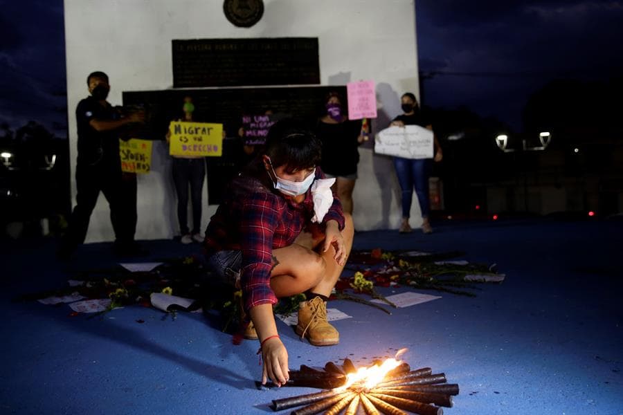 Gabriela Paz, una de las manifestantes presentes en la capital salvadoreña, declaró a la agencia EFE que la muerte de Victoria, quien irónicamente había huido de su país a causa de la violencia, 
<b>"es fruto de la militarización de las fronteras"</b> de políticas que "criminalizan el acto de la migración".