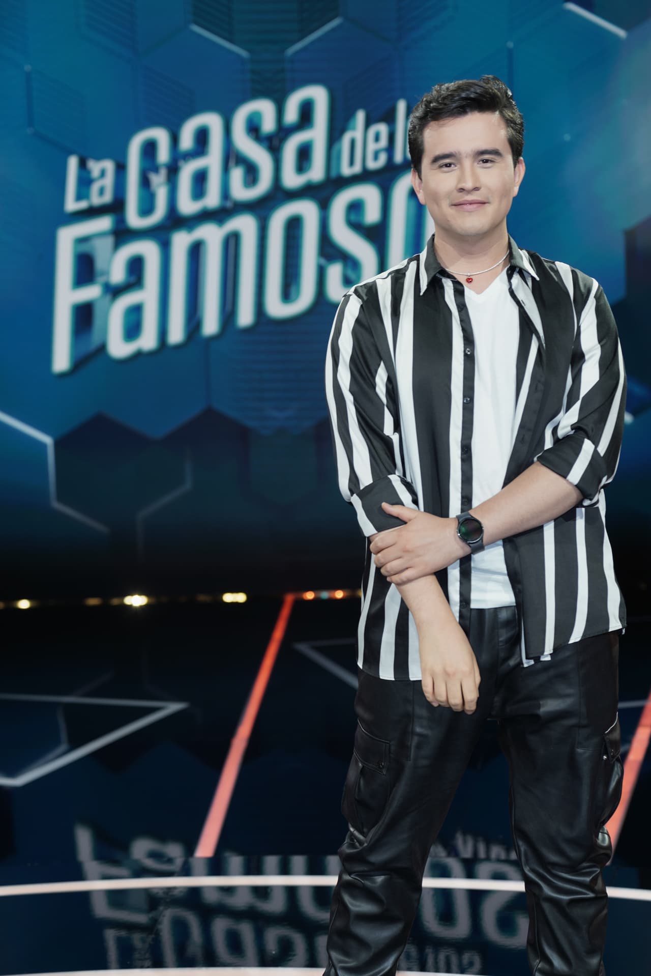 No podía faltar Pablo Chagra, host digital, listo para captar los mejores momentos detrás de cámaras.