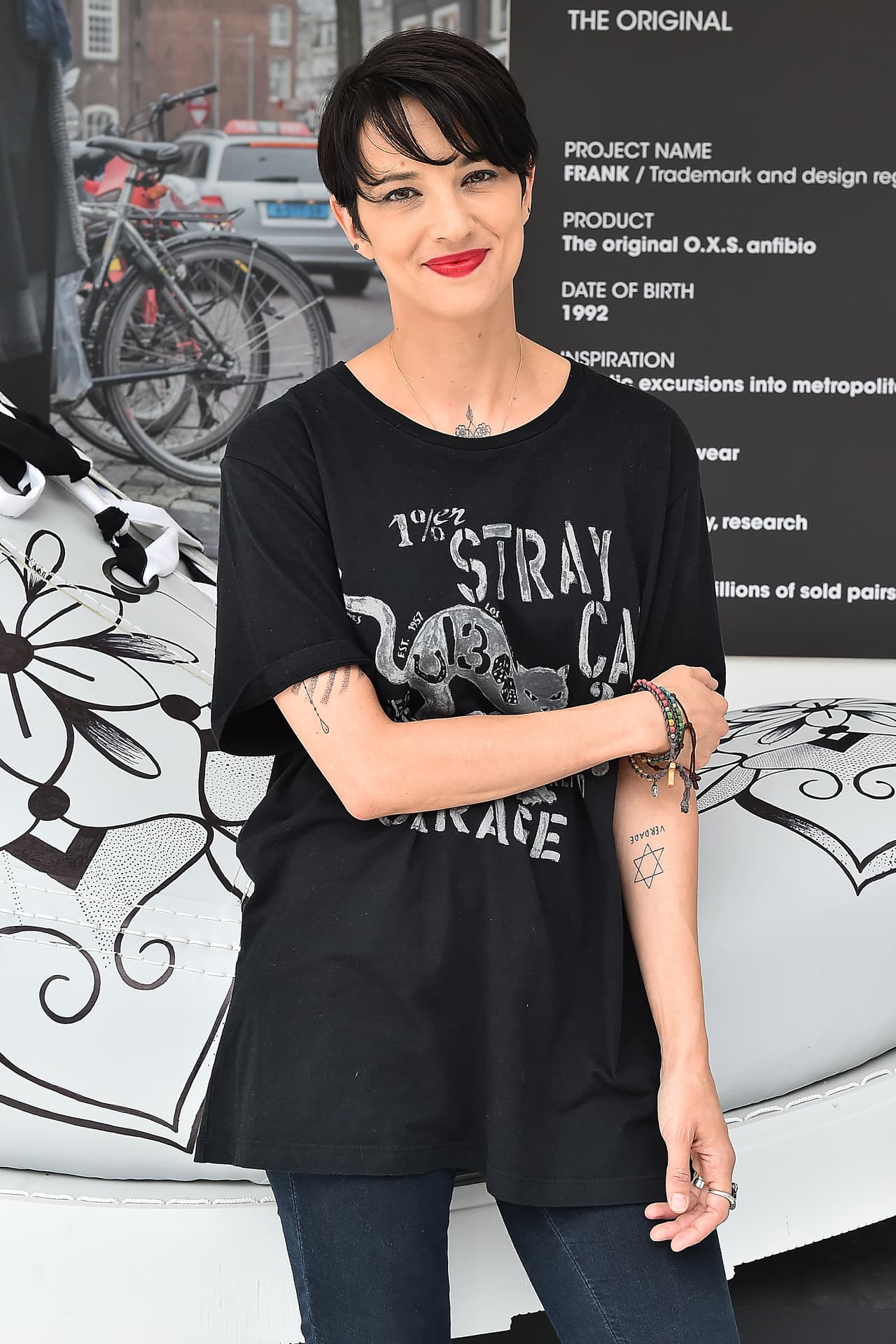 <b>La actriz italiana Asia Argento</b> dijo a The New Yorker que fue invitada a la habitación de Weinstein en un hotel de la rivera francesa donde supuestamente había una fiesta. Pero Weinstein estaba solo, en albornoz y con una botella de loción. Argento aceptó a regañadientes dar un masaje al productor. Él le quitó la falda, forzó sus piernas, y 
<b>le chupó el sexo, mientras la actriz le pedía repetidamente que parara</b>. "Me aterrorizó, y él era tan grande", dijo. "No se detenía. Fue una pesadilla." En algún momento, Argento dejó de decir no y fingió placer, porque pensó que era la única manera en que el asalto terminara.