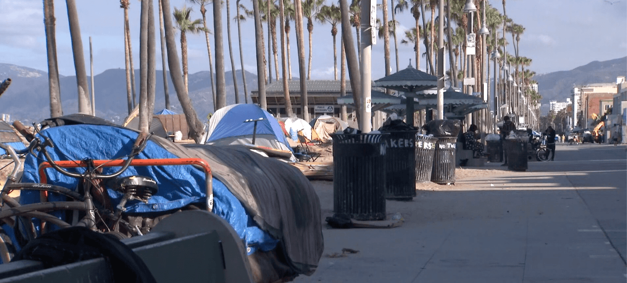 <b>"La ciudad de Los Ángeles creó este problema"</b>, dijo el sheriff Villanueva a los medios este lunes, refiriéndose a la crisis de indigentes en la zona turística que ahora se asemeja más a 
<a href="https://www.univision.com/local/los-angeles-kmex/como-un-fracaso-describen-el-multimillonario-proyecto-para-combatir-la-crisis-de-indigentes-en-los-angeles">Skid Road</a>.
