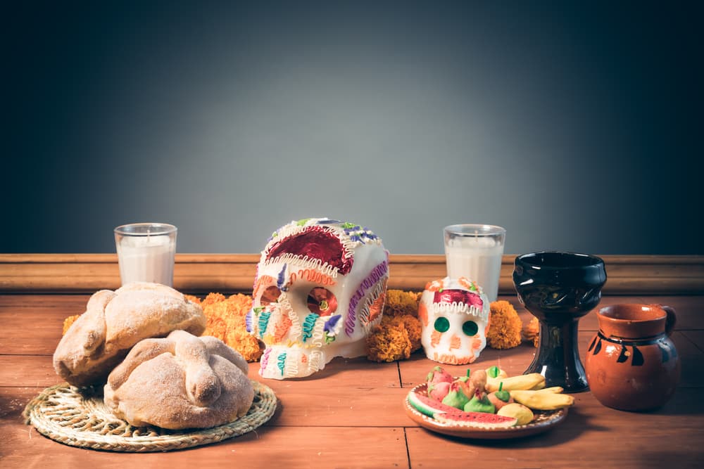 Se ponen calaveras de diversos tamaños y hechas sea de yeso o de cosas comestibles, como azúcar o chocolate. Las calaveras sirven de recuerdo del destino final de cada ser humano y, a la vez, de la aceptación de la muerte como inevitable y no del todo temible, pues es "dulce". También se regalan entre amigos y familiares con su nombre inscrito en la frente.