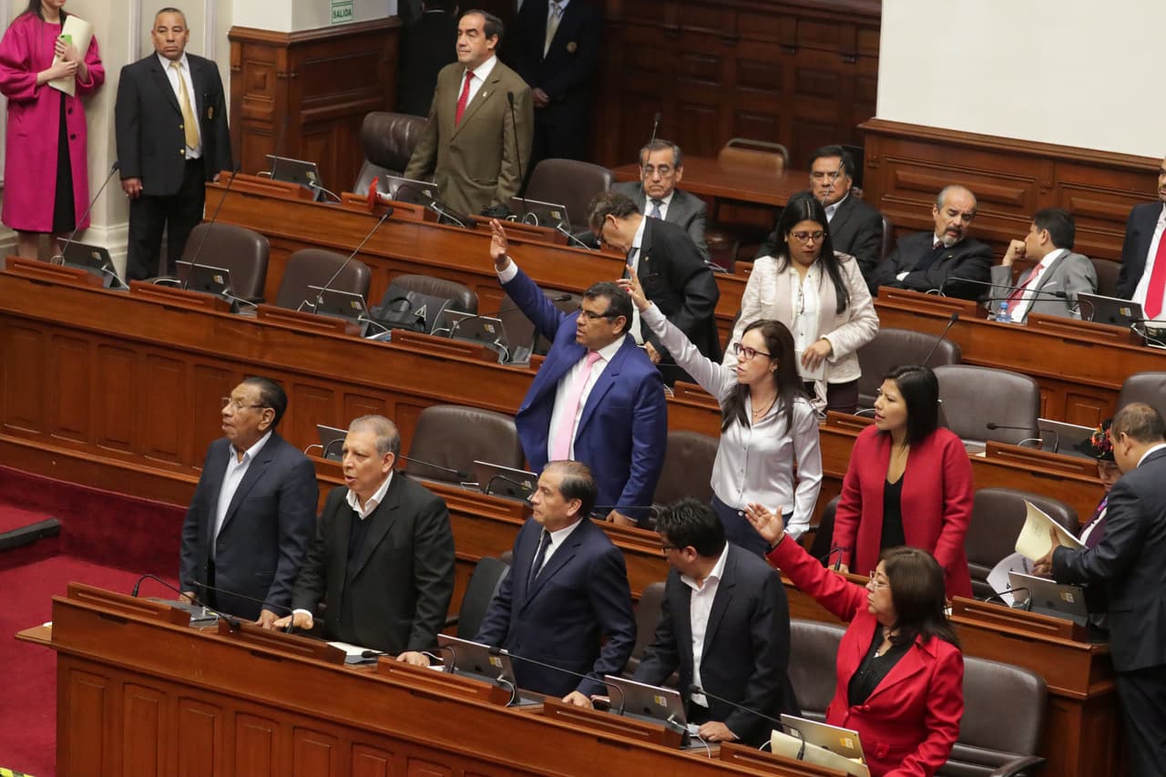 Diputados de la fracción fujimorista protestan en el Congreso por la decisión del Ejecutivo que disuelve el Legislativo. Con 86 (de 130) votos, los diputados acordaron suspender de sus funciones al presidente Vizcarra por "incapacidad temporal". Sin embargo, varios juristas creen que la decisión es nula porque no hubo un juicio político previo.