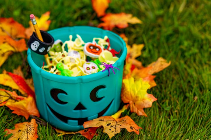 <b>Sustitutos para los caramelos</b>. Existen campañas como 
<a href="https://www.foodallergy.org/education-awareness/teal-pumpkin-project">Teal Pumpkin Project</a> que promueven que las personas entreguen
<i> treats</i> que no sean caramelos ni contengan otros ingredientes que pueden estar restringidos para niños con alergias alimentarias. Los niños seguramente agradecerán si en vez de un caramelo, reciben un regalito más permanente como un lápiz decorado o pequeños juguetes. Ponte de acuerdo con tus vecinos y evalúa si esto es una opción.
<br>