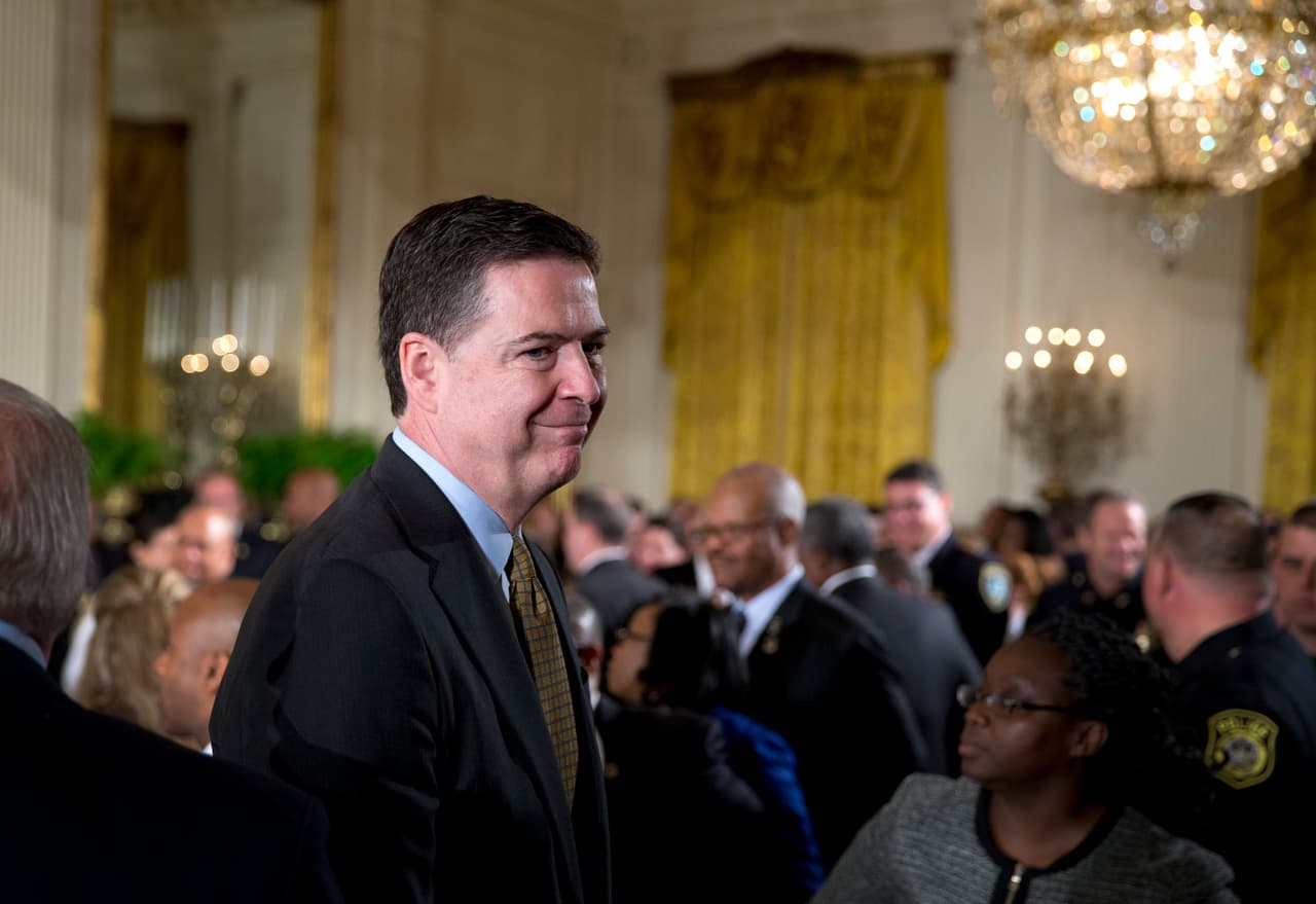 <b>2) MAYO 2016 -</b> 
<b>SUBE LA PRESIÓN. </b>Comey dice que no siente urgencia de concluir la investigación sobre los emails de Clinton cuando era secretaria de Estado antes de las convenciones republicanas y demócratas de julio, en las que ambos partidos oficializarían sus respectivos nominados presidenciales. Semanas después 
<b><a href="http://www.politico.com/story/2016/05/hillary-clinton-email-investigation-fbi-james-comey-223071" target="_blank">dice que siente "presión" para completar la investigación</a>. </b>Del lado republicano le criticaban a Comey que no presentara las conclusiones de sus pesquisas, las que confiaban que favorecerían las opciones de su partido en las elecciones.