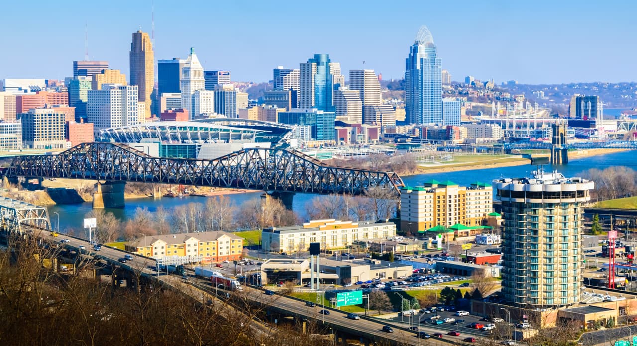 <b>12. Cincinnati, Ohio</b>
<br>
<br>El precio promedio de un galón de gasolina es de $2.05 y un viaje al trabajo en promedio dura 22.6 minutos. Además, según otro estudio de GOBankingRate, Ohio es uno de los estados menos costosos cuando se trata de ser dueño de un auto.
<br>