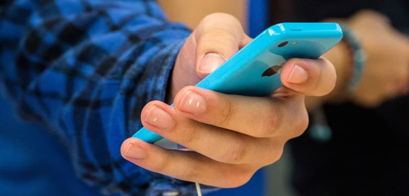 <b>Ten una lista de contactos de emergencia</b>. Habla con amigos y familiares sobre cómo se comunicarán antes, durante y después de una tormenta. Cuida a las personas mayores y las personas con afecciones médicas. No dejes mascotas a la intemperie. Llama al 211 si tienes preguntas.