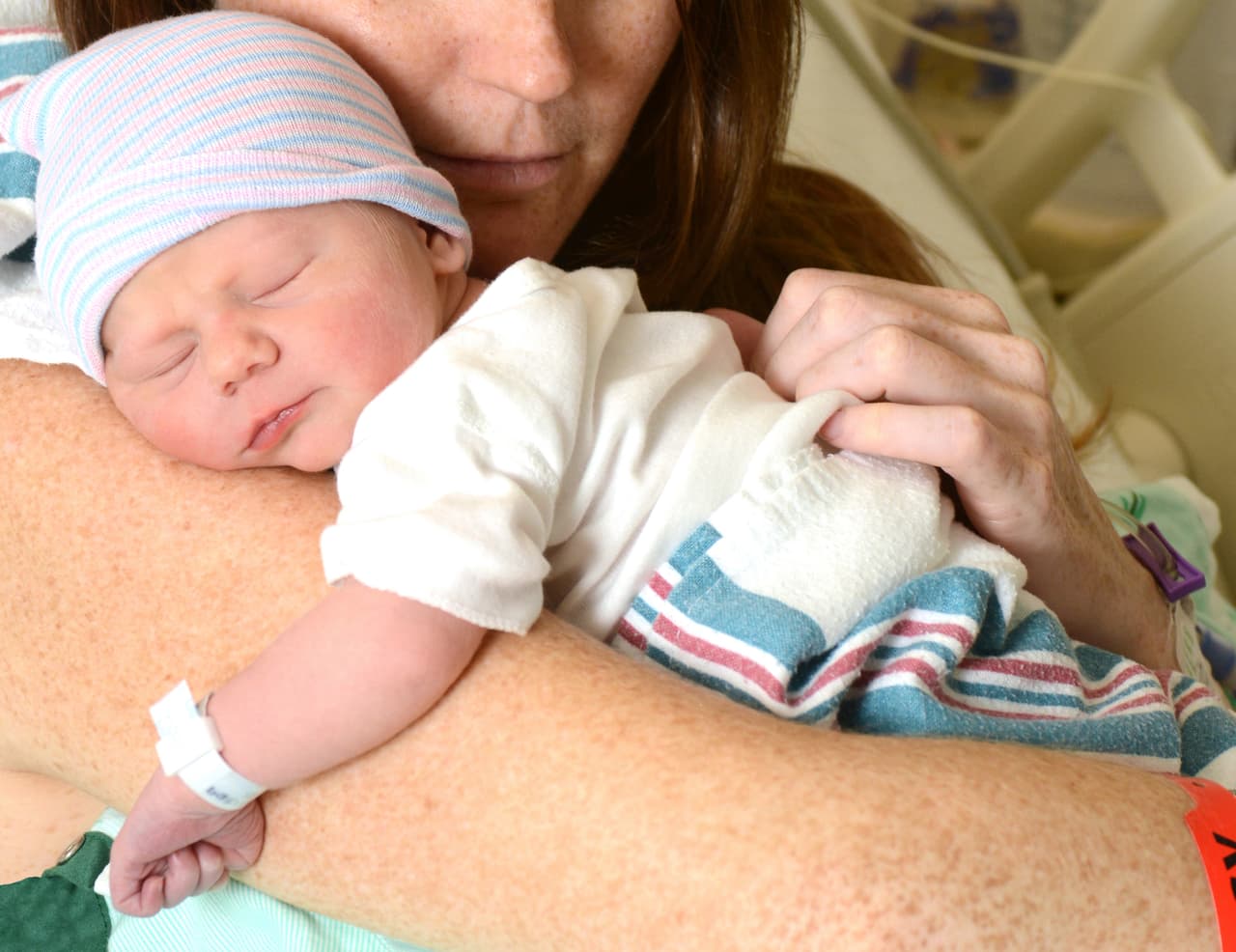 Bebés prematuros sobreviven gracias al Método Madre Canguro