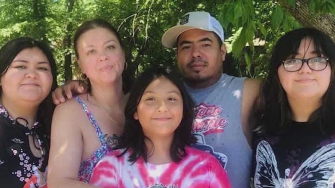 Migrante viajó a México para recibir la residencia permanente, pero un documento lo separó de su familia