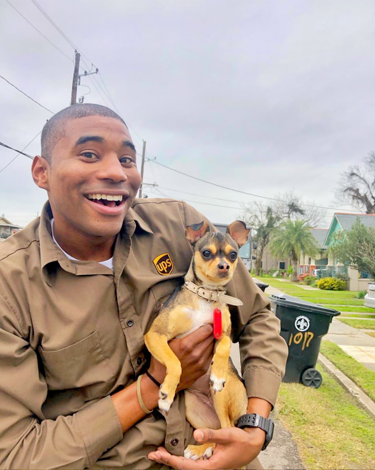 Hardesty se describe simpelmente como 
<b>"un conductor de UPS muy entretenido". </b>En esta imagen Hardesty posa con Cusha en una calle de Nueva Orleans. "Me gustan mucho los perros y nada más me interesa tomar fotografías", concluyó.