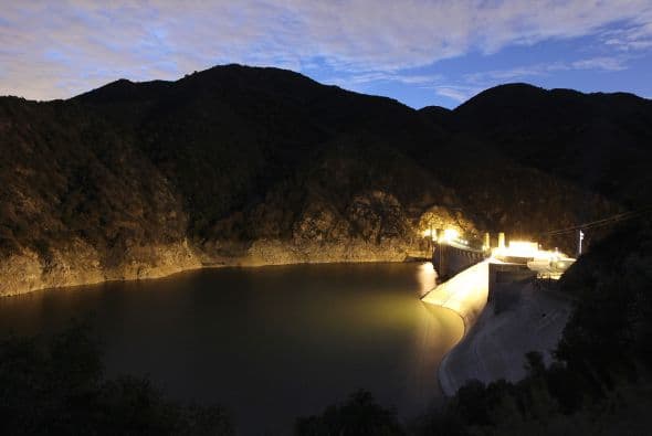 Las luces de la Represa Morris en Azusa, California iluminan los bajos niveles de agua en la Reserva Morris en el Bosque Nacional de Los Ángeles el 22 de enero de 2014. 