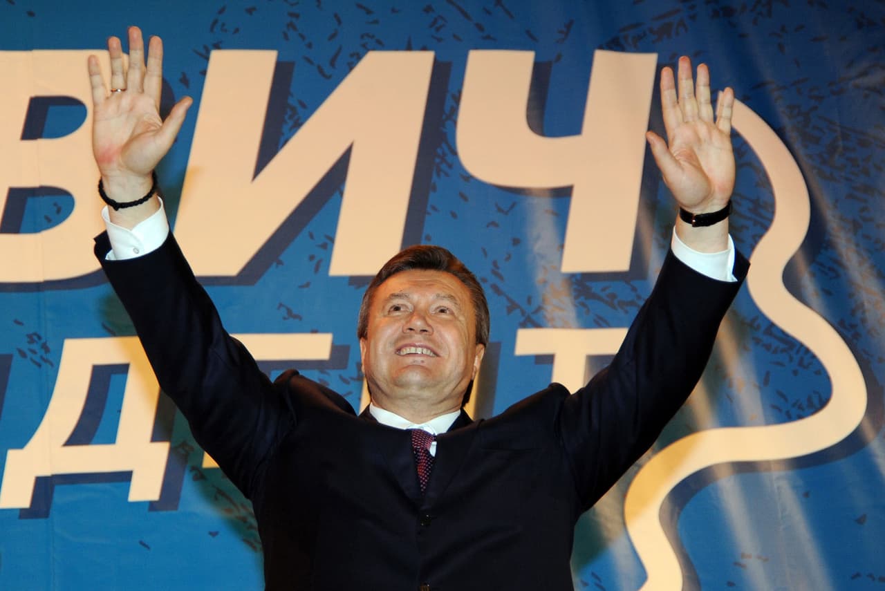 <b>El favorito de Putin llega a la presidencia (2010)</b>
<br>
<br>En las elecciones Yanukovych venció a la primera ministra Tymoshenko e inmediatamente declaró que Ucrania debía ser un “estado neutral”, y cooperar tanto con Rusia como con alianzas occidentales como la OTAN.
<br>
<br>Durante el gobierno de Yanukovych varios fiscales ucranianos abrieron investigaciones a Tymoshenko, alegando corrupción y “abuso de poder” durante las negociaciones de la crisis del gas. Esto generó preocupaciones en Occidente de que los líderes ucranianos de entonces estuvieran persiguiendo a sus opositores. La ex primera ministra fue encarcelada.
<br>