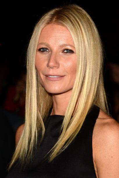 Su rubia y lacia melena son uno de los sellos que más han acompañado a esta guapa mujer a lo largo de lo años y con el que le da el toque elegante a sus atuendos.