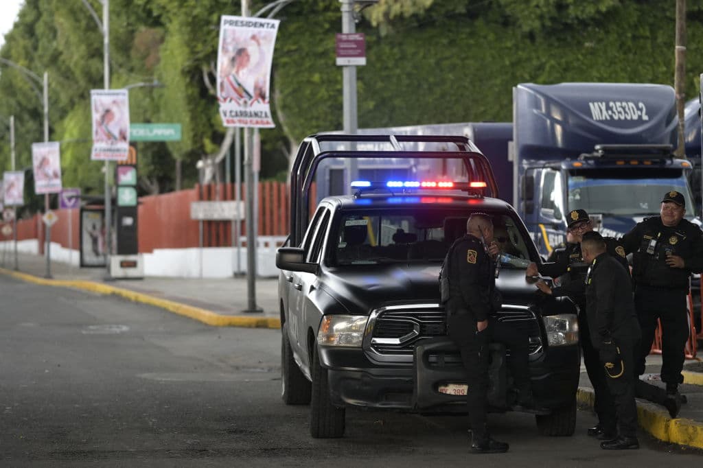 Esta foto tomada el 30 de septiembre de 2024, en la víspera de la toma de mando de Claudia Sheinbaum, muestra el resguardo montado en los alrededores del Congreso de México.