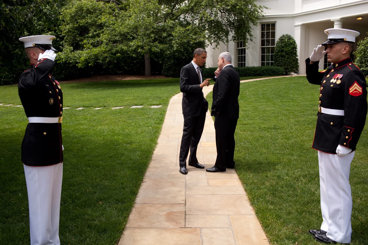 <b>Israel.</b> El 15 de febrero Benjamin Netanyahu visitó a Donald Trump en la Casa Blanca. A este evento Souza respondió con esta fotografía de su archivo de Barack Obama y el mandatario Israelí, y escribió: Hablando con Netanyahu fuera de la oficina oval hace unos años.