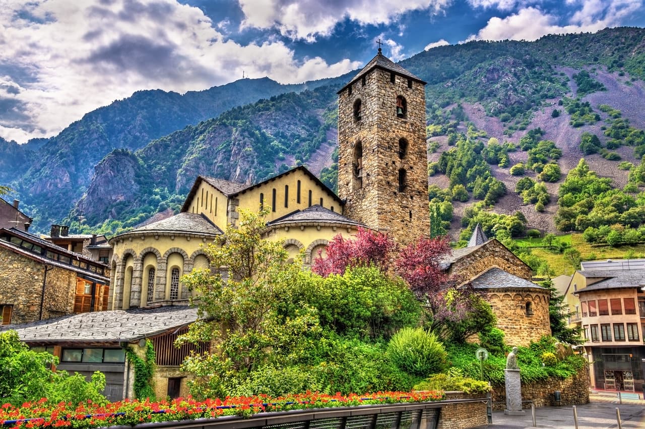 <h3 class="cms-H3-H3">6. Andorra</h3>
<br>
<br>➡️ 
<b>Porcentaje de población nacida en otro país: </b>58.96%
<br>
<br>➡️ 
<b>Total de población inmigrante: </b>45,574
<br>
<br>➡️ 
<b>Población: </b>77,265
<br>