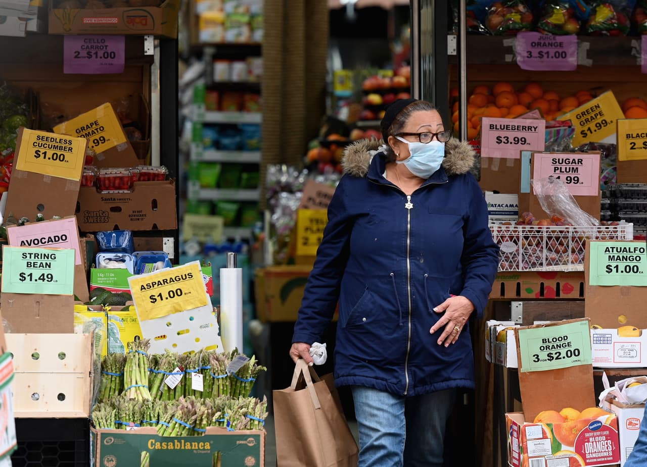 <b>Venta al por menor esencial</b>, incluyendo:
<br>-Tiendas de comestibles incluyendo todas las tiendas de alimentos y bebidas
<br>-Farmacias
<br>-Tiendas de conveniencia
<br>-Mercados de los agricultores
<br>-Estaciones de servicio
<br>-Restaurantes/bares (pero sólo para comida para llevar/entrega)
<br>-Ferretería y almacenes de material de construcción
<br>