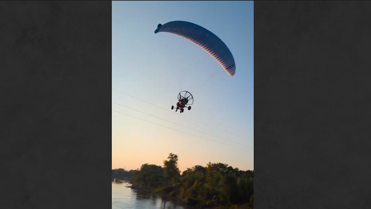 Parapentista se estrella contra cables y cae al río: testigos captaron el momento en video