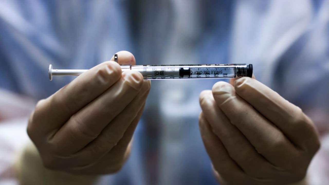 Son muchas las preguntas de la comunidad las que han surgido sobre la vacuna contra el coronavirus. La doctora Natalie Gutiérrez explica, por ejemplo, que una persona que ya haya contraído la enfermedad debe ser inoculada porque “la inmunidad que te produce el virus, en este momento, no creemos que dure más de 90 días”.