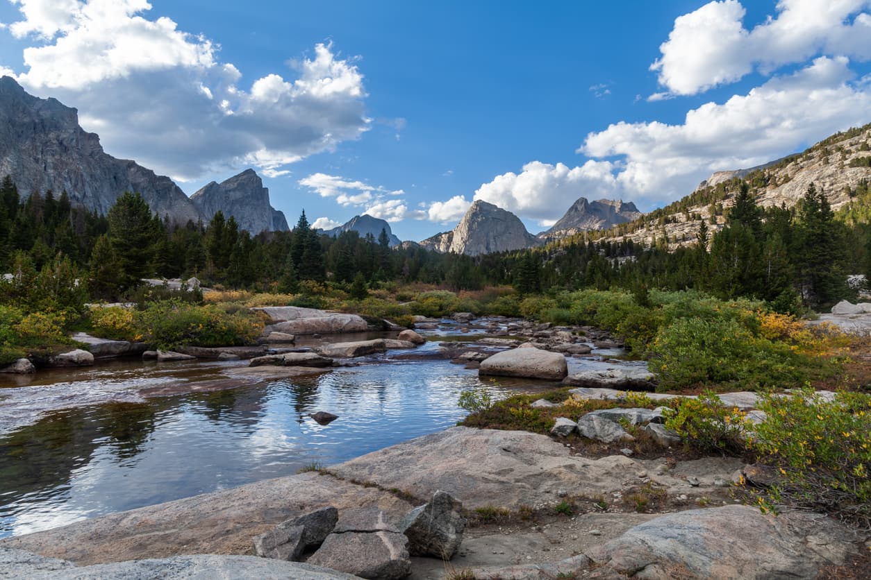<b>Wyoming | </b>$100,275
<br>
<br>Superando levemente la cifra de los $100,000, ya en este estado el salario 'ideal' se va acercando a los $105,000 considerados en el estudio como 'óptimos' para América del Norte.
