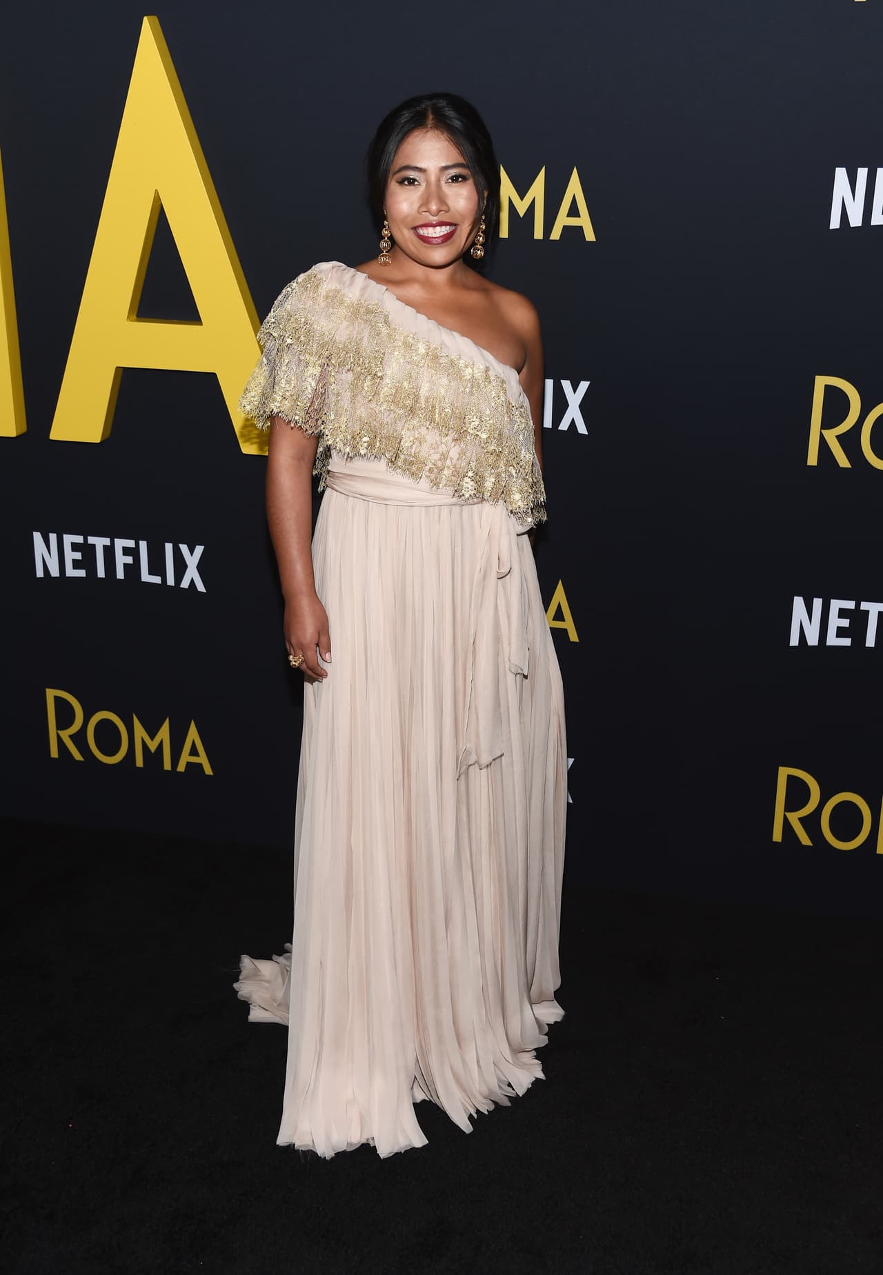 <b>#17</b>
<br>Entre los diseñadores italianos que han cautivado a Yalitza se encuentra también Valentino. La casa italiana fue la responsable de su look de la premiere en Los Ángeles de ‘Roma’. 
<br>