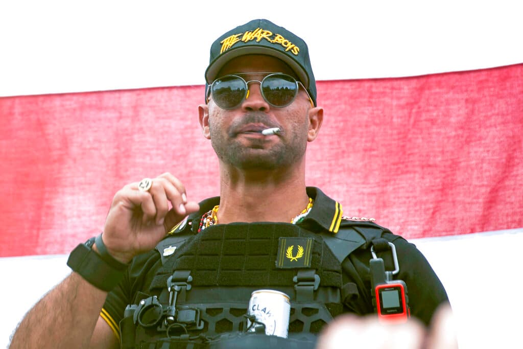 Enrique Tarrio, líder de los extremistas Proud Boys, es un hombre libre tras indultos y conmutaciones de Trump