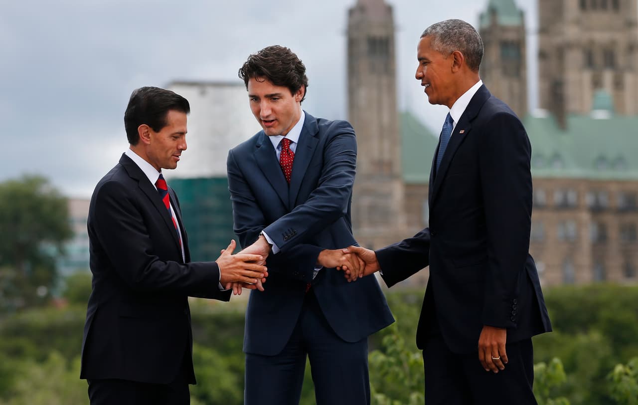 <b>Todos contra NAFTA</b>. Hillary Clinton fue impulsora del acuerdo en sus tiempos de primera dama. Sin embargo, en la campaña de 2016 afirmó que NAFTA no había "cumplido sus promesas”. Su contrincante por la nominación demócrata, Bernie Sanders, afirmó que la globalización y los acuerdos económicos cerraron 60,000 fábricas y desaparecieron 4,8 millones de empleos. El más agresivo contra el acuerdo fue el entonces candidato republicano Donald Trump, quien aseguró que fue el “peor tratado comercial de la historia”. En junio de 2016, el anfitrión del décimo encuentro entre los presidentes, el último de Barack Obama, fue el nuevo Primer Ministro canadiense Justin Trudeau, en Ottawa, Canadá.
