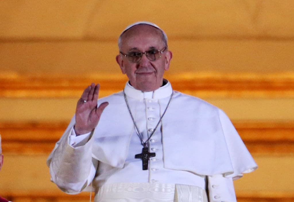 <h2 class="cms-H2-H2">El primer papa latinoamericano y jesuita de la historia</h2>
<br>
<br>
<b>El cónclave de 2013 marcó una primera vez en la historia: el Colegio Cardenalicio eligió por primera vez en la historia un</b> papa jesuita y el primero proveniente de América Latina, el papa Francisco (cardenal argentino Jorge Mario Bergoglio). 
<br>
<br>Francisco perteneció a la Compañía de Jesús, una orden religiosa fundada en el siglo XVI por San Ignacio de Loyola, caracterizada por su compromiso con la educación, la misión y la justicia social. La llegada de un jesuita al trono de San Pedro fue notable y, al provenir de Argentina, Francisco trajo una mirada global del sur, dando voz a regiones históricamente marginadas.
<br>
<br>Foto: la primera imagen del papa Francisco en el balcón central de la Basílica de San Pedro, el 13 de marzo de 2013.
<br>