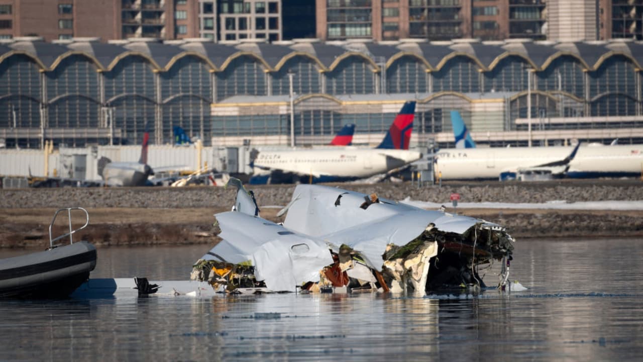NTSB inicia investigación exhaustiva del accidente aéreo en el río Potomac: hallan 28 cadáveres