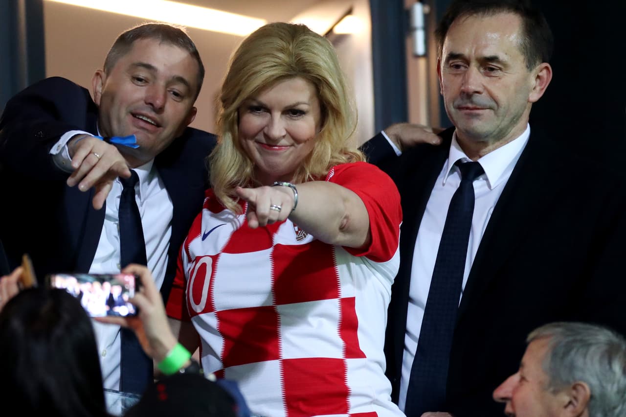 <b>Kolinda Grabar-Kitarović. </b>Es la primera presidenta mujer que tiene Croacia, y la más joven en alcanzar ese cargo, pues cuando asumió estas funciones, en febrero de 2015, tenía 46 años. Graduada en lenguas extranjeras y literatura, cuenta con una trayectoria destacada. Fue ministra de asuntos exteriores y de la integración europea, embajadora de Croacia en Estados Unidos, y Secretaria General Adjunta de la OTAN entre el 2011 y el 2014. Hija de un carnicero, le gusta recordar sus orígenes modestos y como, siendo mujer, ha podido labrarse una carrera política. Su rostro se hizo popular en el Mundial de Fútbol 2018 cuando asistió a Rusia para apoyar a la selección croata como una verdadera hincha.