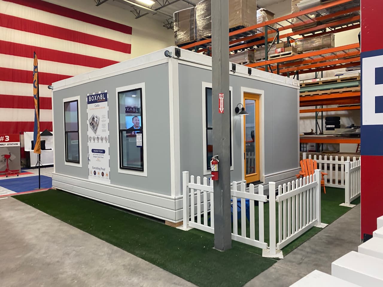 En noviembre del 2020, la empresa Boxable -los fabricantes de las 'Casitas", su nombre comercial- subió un 
<a href="https://youtu.be/qVV6CyGJgZo" target="_blank">video</a> a YouTube, donde su fundador Galiano Tiramani, revela que 
<b>instalaron una de ellas en Boca Chica para un "cliente top secret"</b>.
<br>
<br>“Es muy emocionante tener a estas personas como nuestros primeros clientes. Esto indica que la gente está de acuerdo en que estamos haciendo algo importante", expresa Galiano en el 
<a href="https://youtu.be/qVV6CyGJgZo" target="_blank">video.</a>