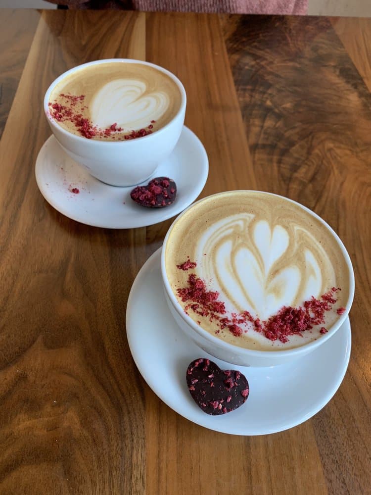 <b>East Pole</b>
<br>Dirección: 255 Ottley Dr Ste 105 Atlanta, GA 30324
<br>Teléfono: (404) 939-6498
<br>Sitio web: 
<a href="http://eastpole.coffee">http://eastpole.coffee</a> 
<br>
<a href="https://www.yelp.com/map/east-pole-atlanta"><b>Cómo llegar</b></a>
<br>
<br>Los propietarios aseguran que “actualmente tostamos en el mismo espacio que nuestra cafetería, que está abierta los siete días de la semana. Si se detiene, espere experimentar la calidez genuina de nuestros baristas y un servicio intencional”.