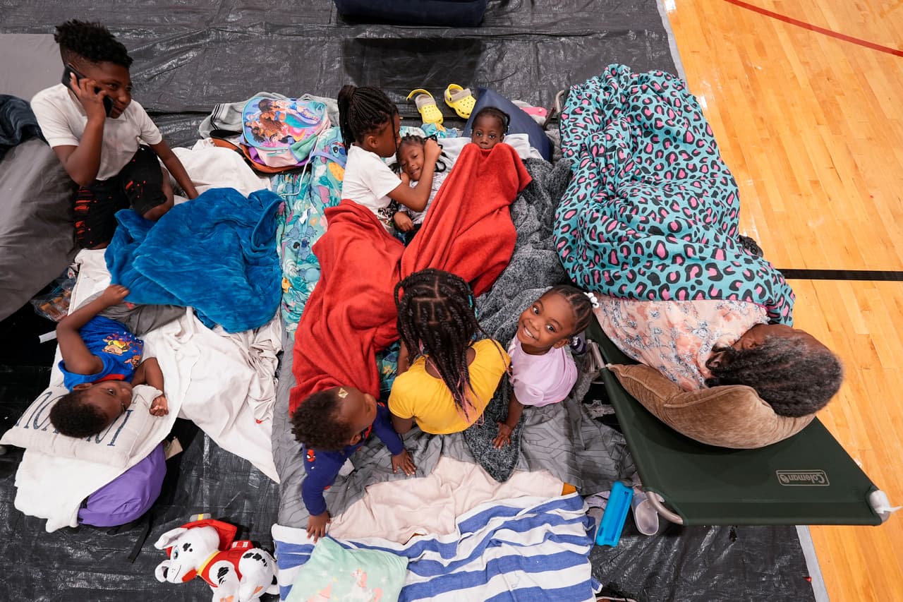 Para los menores, salir de casa para estar en un refugio se trata de toda una aventura.
