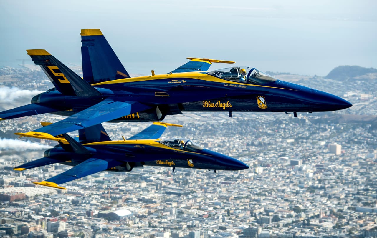 La semana de 'Fleet Week' es una tradición en la que participan tanto la Marina y Armada de los Estados Unidos como la Guardia Costera de EEUU. No solo incluye aeronaves, sino también barcos y buques de guerra que se trasladan a los puertos más importantes del país.